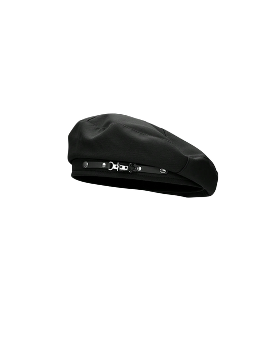 Béret noir à chaîne