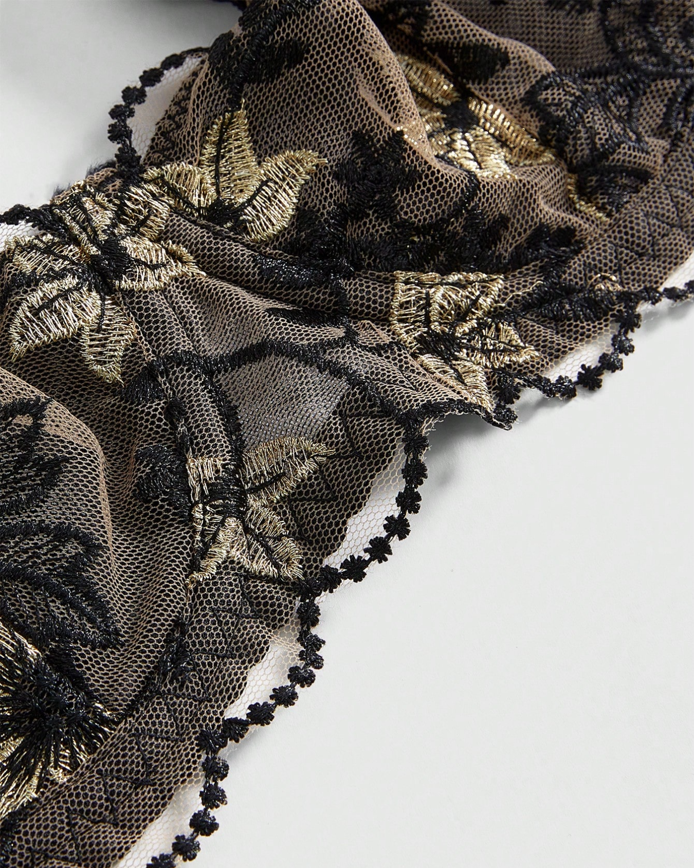 Ensemble de lingerie noir doré