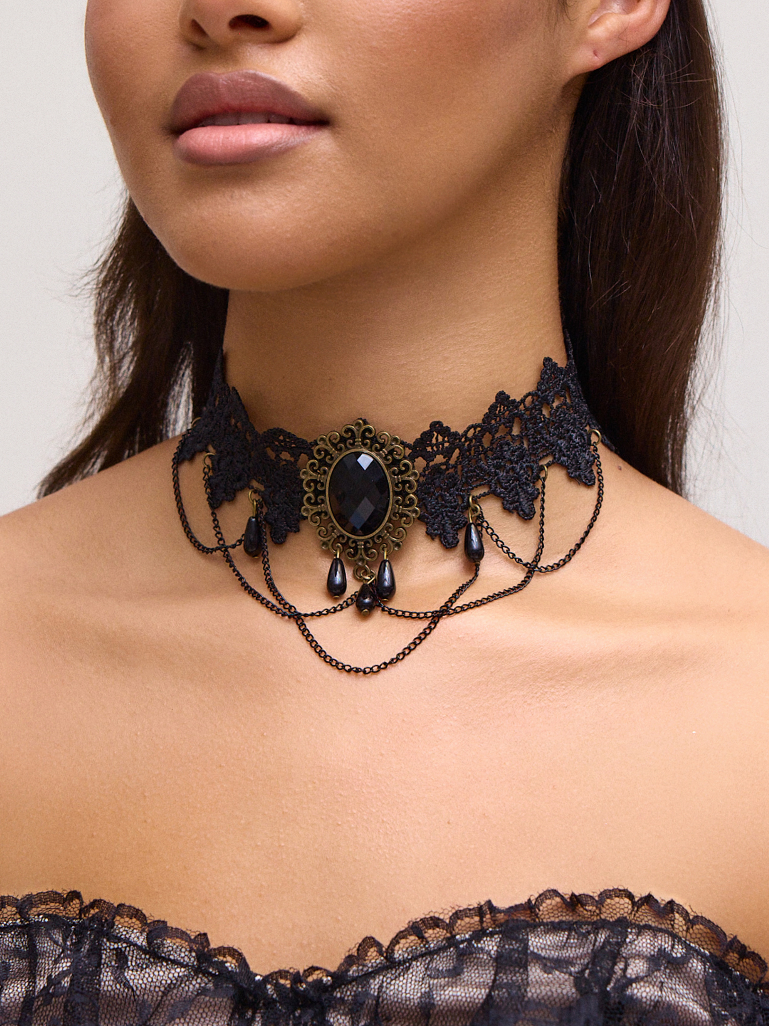 Collier ras du cou en dentelle noire