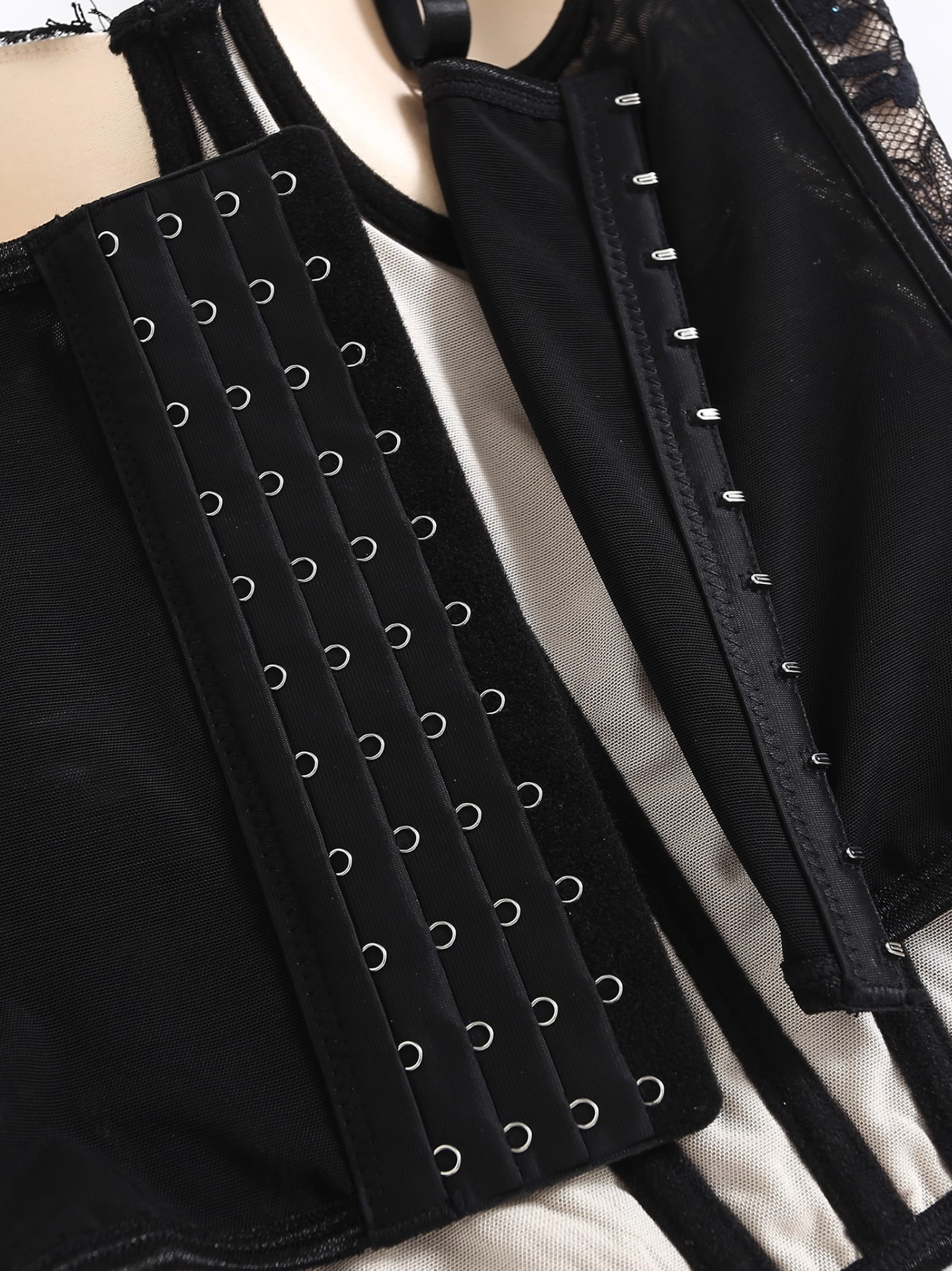 Corset en dentelle à fleurs