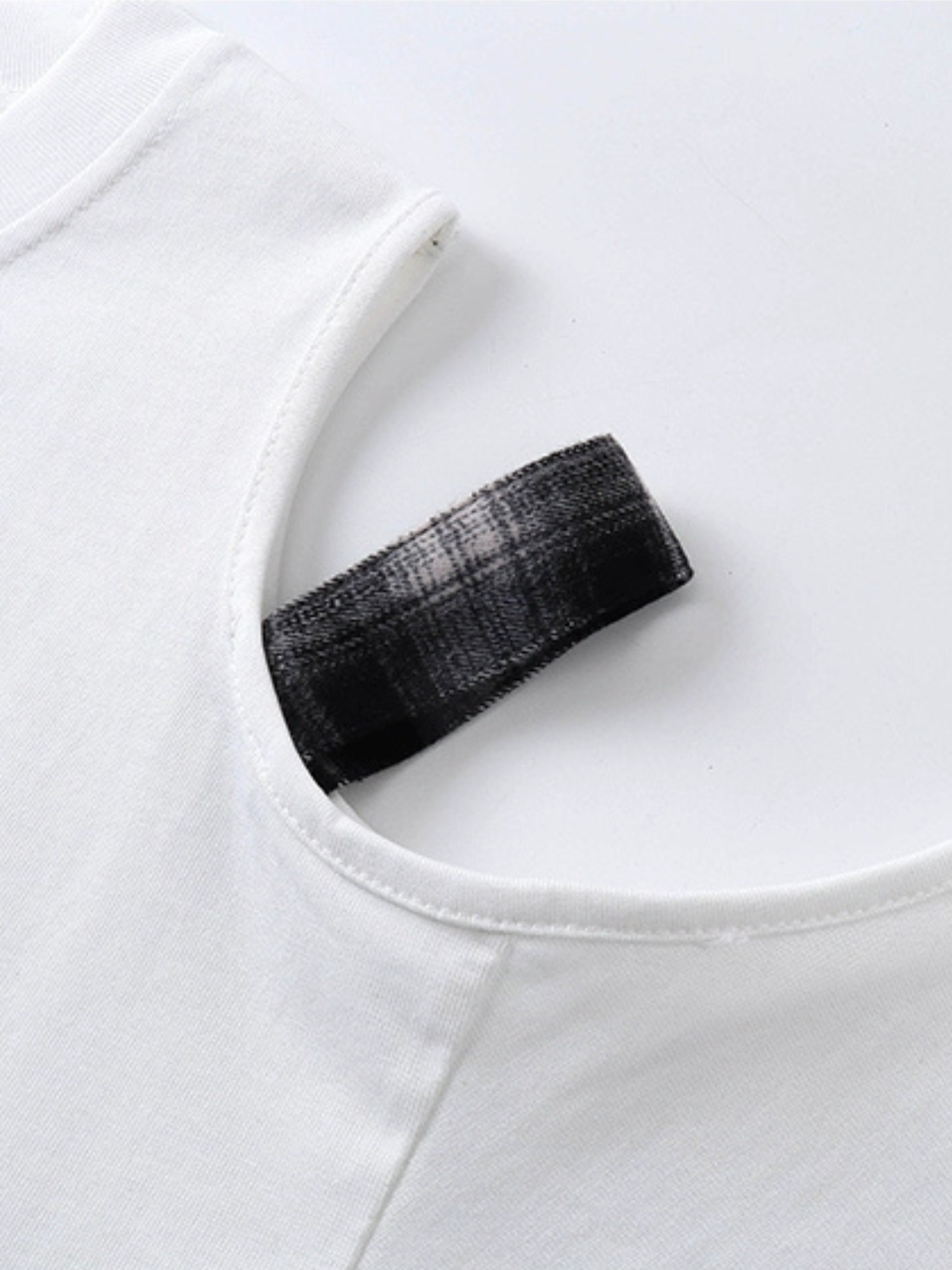 T-shirt à ourlet à carreaux découpés